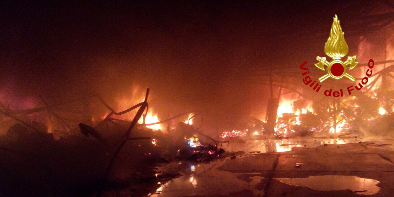 Catania, incendio capannone a Biancavilla