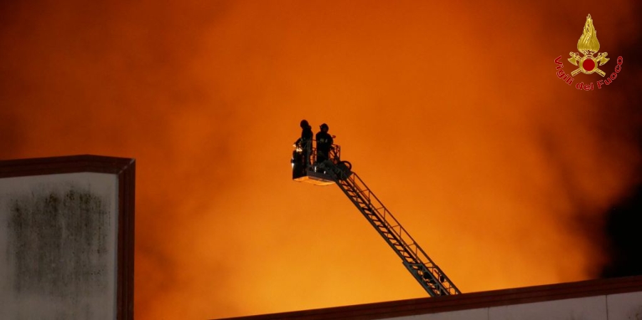 Pordenone, devastante incendio in un grande magazzino di un complesso industriale