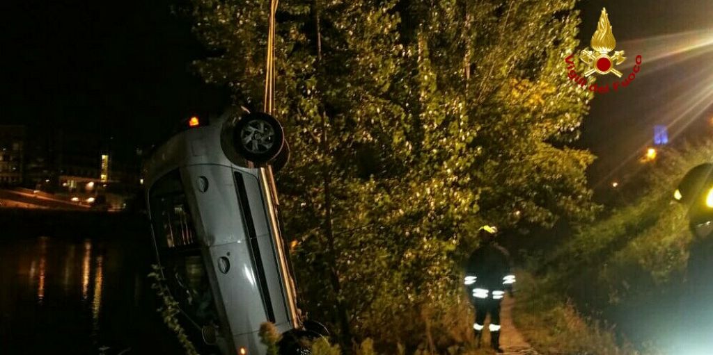 Verona, recuperata auto finita nell'Adige e salvati i due occupanti