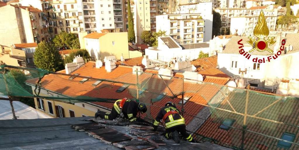 Trieste, principio d'incendio tetto abitazione