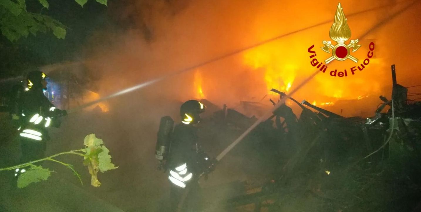 Prato, incendio capannone industriale