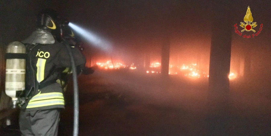 Novara, incendio fabbricato in disuso in centro città