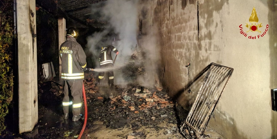 Padova, in fiamme una catasta di legna e il sottoportico di un'abitazione