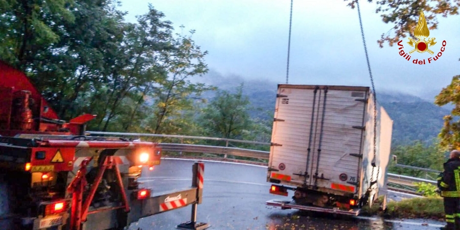 Varese, intervento dei Vigili del Fuoco per rimuovere un autocarro bloccato sulla provinciale