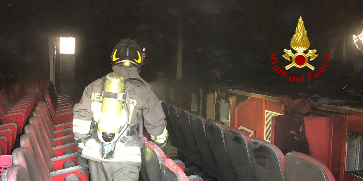 Campobasso, in fiamme l'ex cinema Lumiere di Termoli