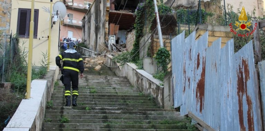 Agrigento, intervento dei Vigili del Fuoco che fanno evacuare edificio in dissesto