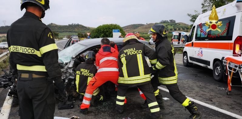Crotone, incidente stradale lungo il tracciato della "SS.107"