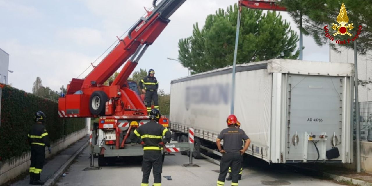 Ancona, soccorso autista di autoarticolato in difficoltà