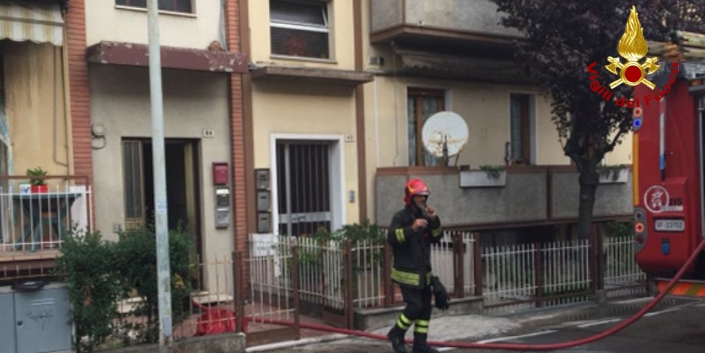 Pesaro-Urbino, in fiamme abitazione in centro città