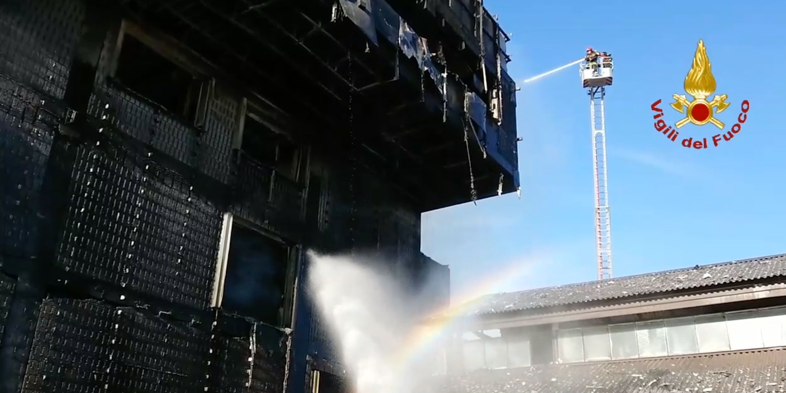 Savona, vasto incendio presso l'Autorità Portuale
