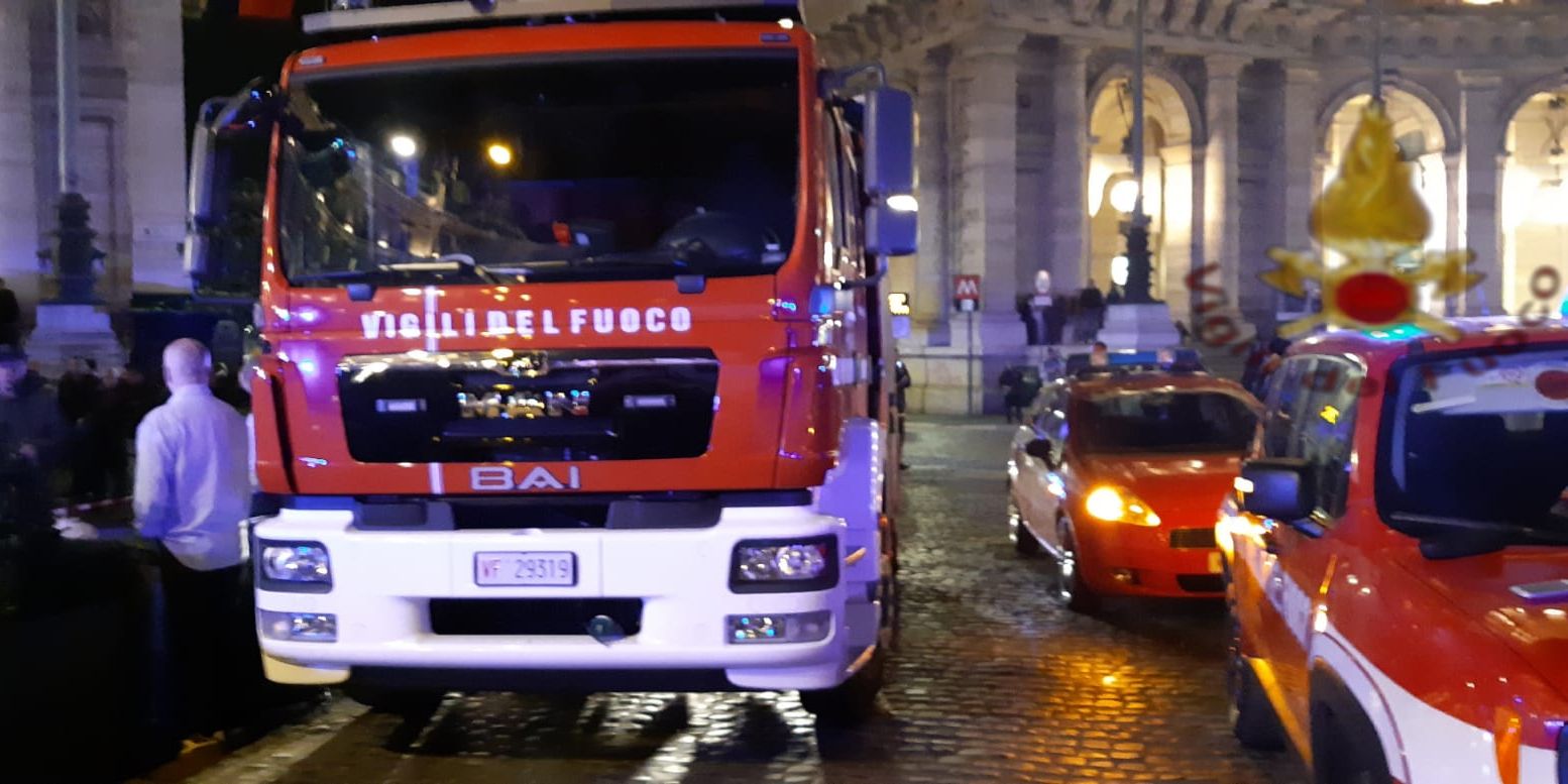 Roma, cede scala mobile alla fermata metro Repubblica, feriti numerosi tifosi russi