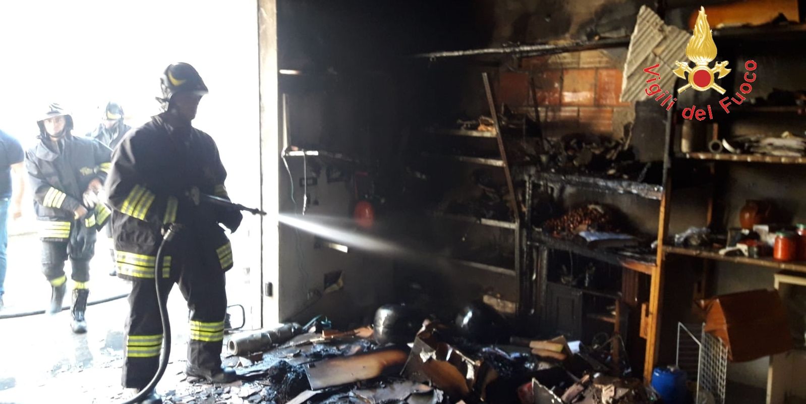 Catanzaro, incendio magazzino nel comune di Guardavalle Marina