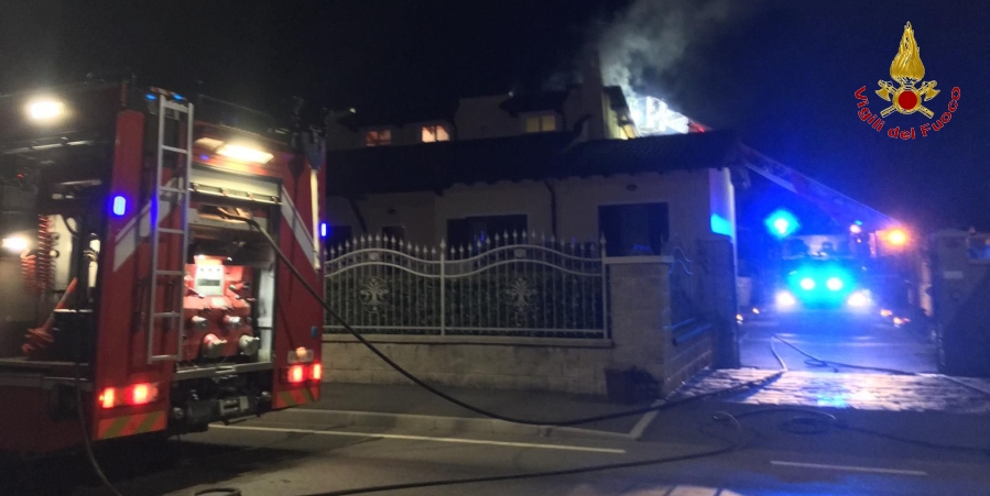 Novara, incendio tetto abitazione