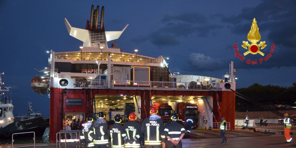 Palermo, incendio a bordo di una nave a largo di Ustica