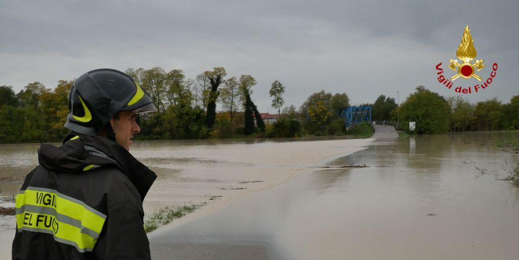 Udine, soprallugo con l'elicottero sul comune di Sappada dopo la violenta tromba d'aria che ha investito la zona