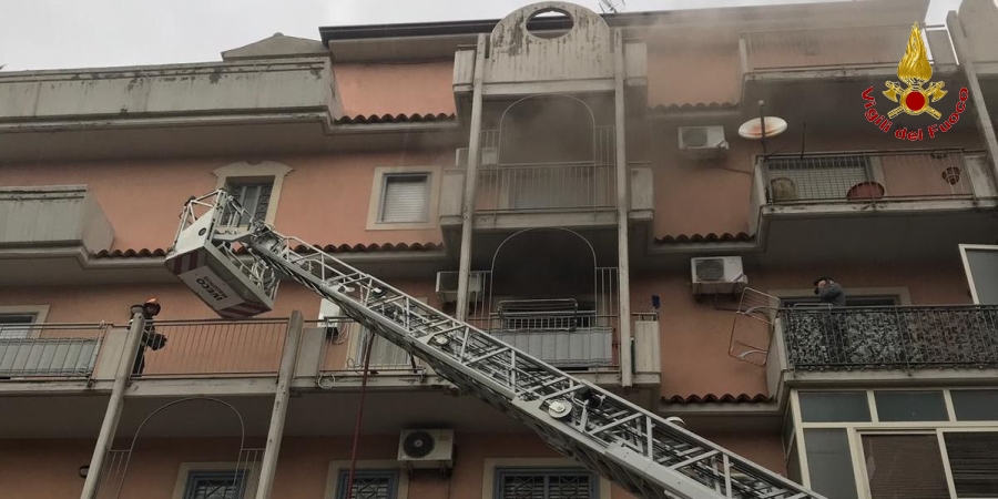 Catania, incendio abitazione al quarto piano di uno stabile