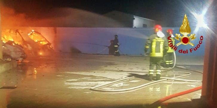 Sassari, incendio autorimessa a Porto Torres