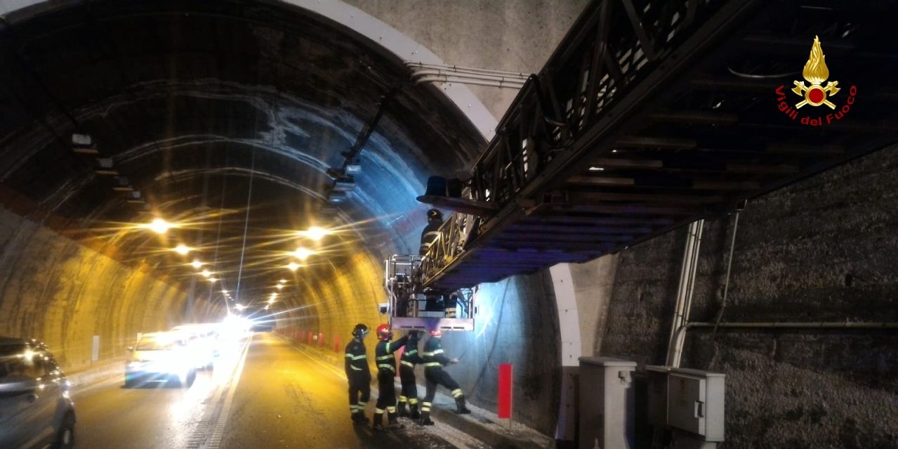 Ancona, rimosse parti pericolanti dalla galleria Orciani