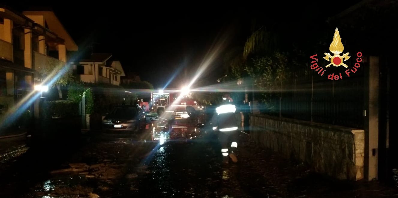 Catanzaro, i Vigili del Fuoco impegnati a fronteggiare l'emergenza maltempo