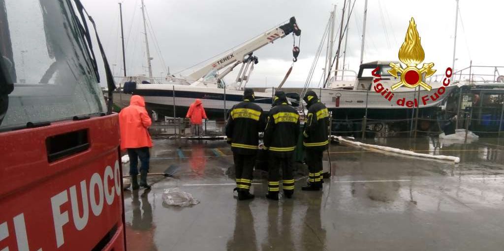 Genova, intervento dei Vigili del Fuoco nel porticciolo di Arenzano per sversamento idrocarburi