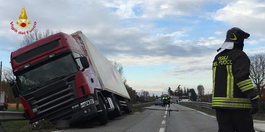 Padova, evitato ribaltamento di un autoarticolato