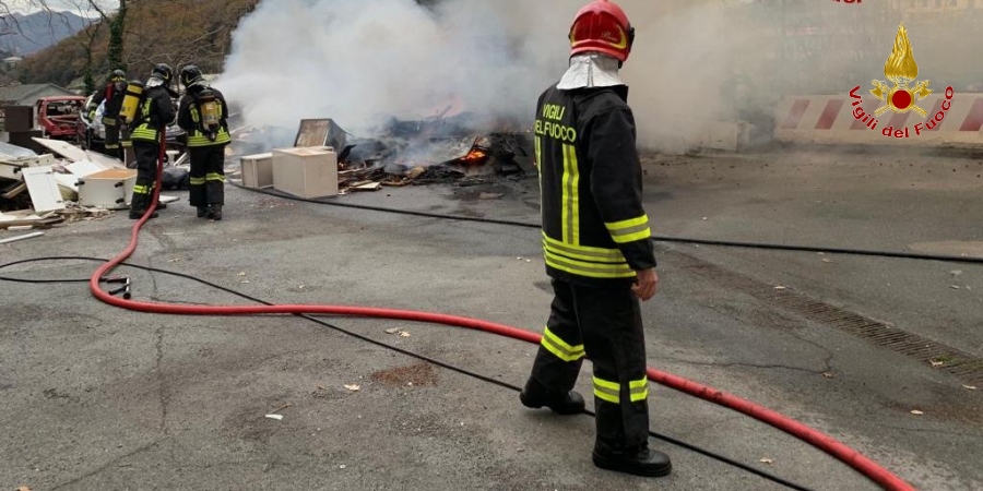Genova, incendio automezzo