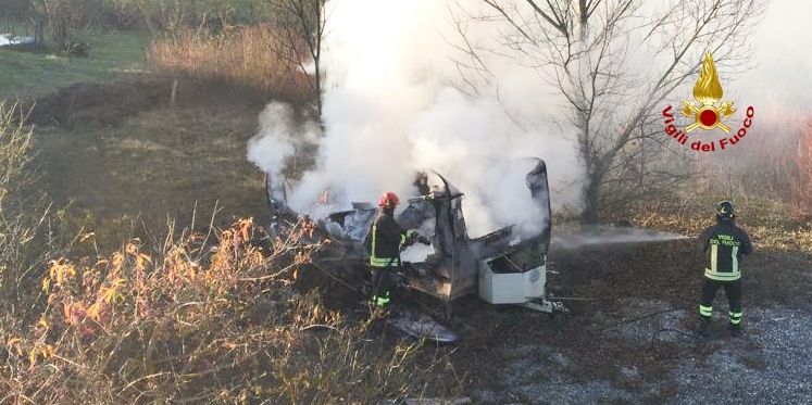 Ancona, incendio roulotte a Cerreto d'Esi