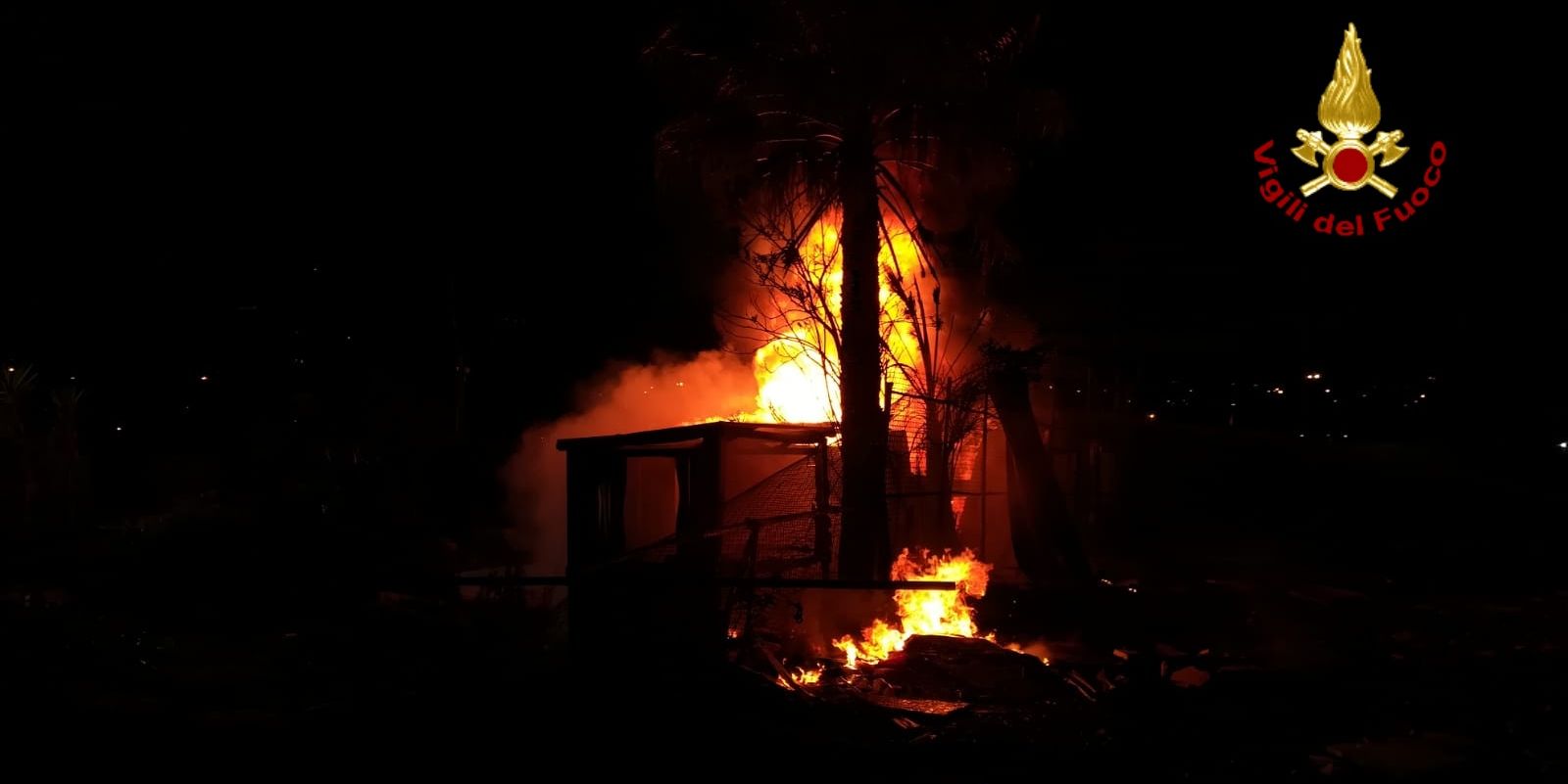 Genova, incendio baracca sulla spiaggia di Multedo