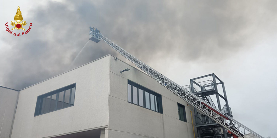 Reggio Emilia, vasto incendio colpisce un'azienda a Rio Saliceto Reggio Emilia, vasto incendio colpisce un'azienda a Rio Saliceto