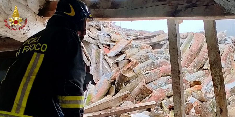 Ancona, crollo parziale copertura