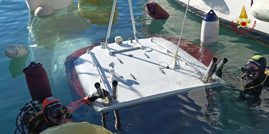 Genova, recuperato natante