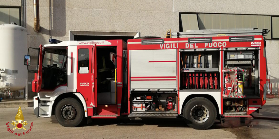 Ancona, incendio in un forno di verniciatura