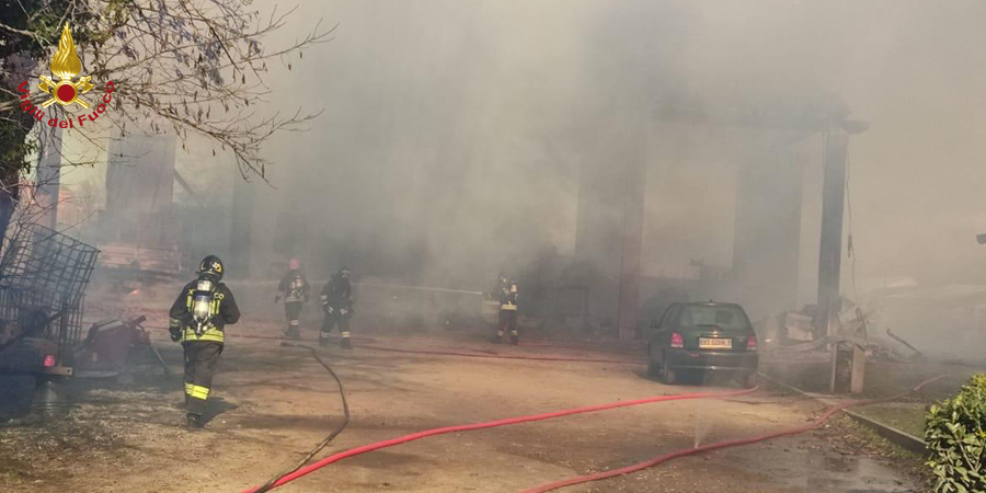 Milano, incendio in cascina