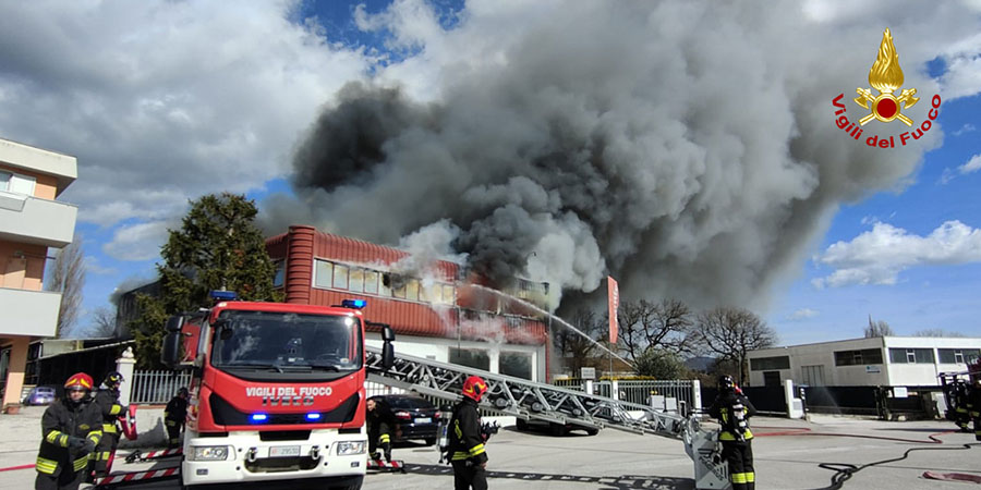 Ancona, incendio capannone