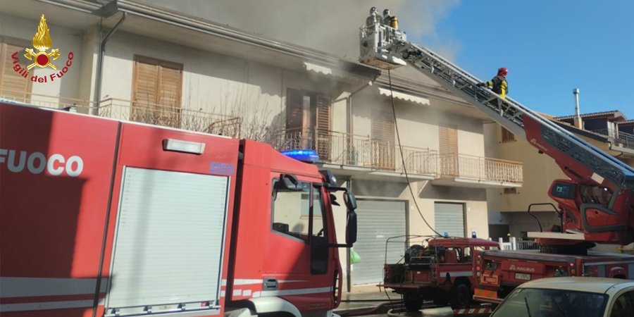 Avellino, incendio tetto