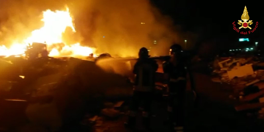 Roma, incendio rifiuti