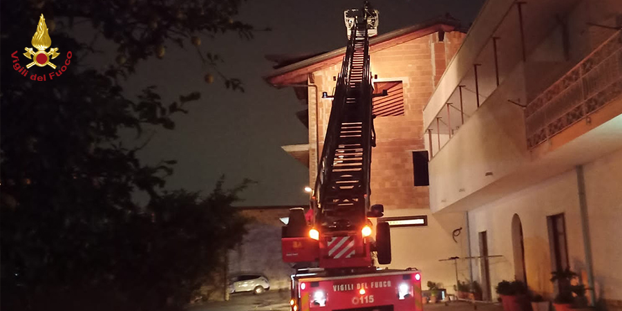 Caserta, incendio sottotetto