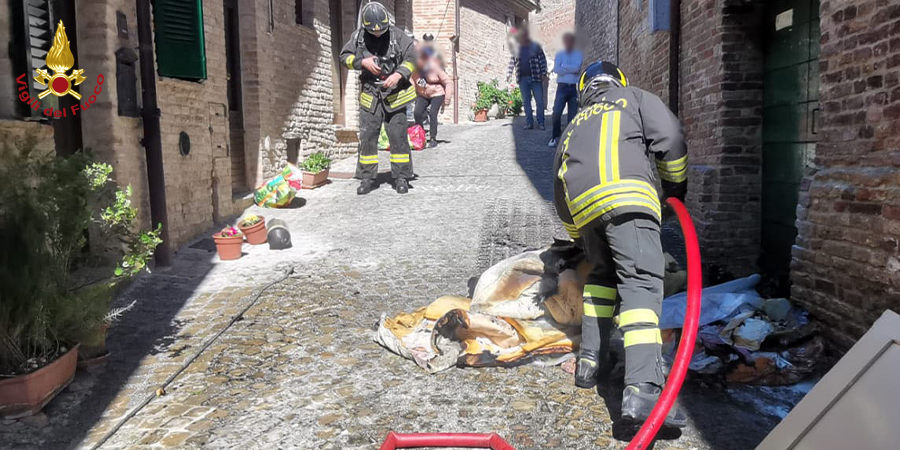 Ancona, incendio appartamento a Serra de Conti