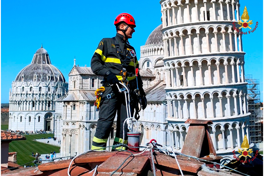 Pisa, i Vigili del fuoco monitorano il complesso monumentale di piazza dei Miracoli Pisa, i Vigili del fuoco monitorano il complesso monumentale di piazza dei Miracoli