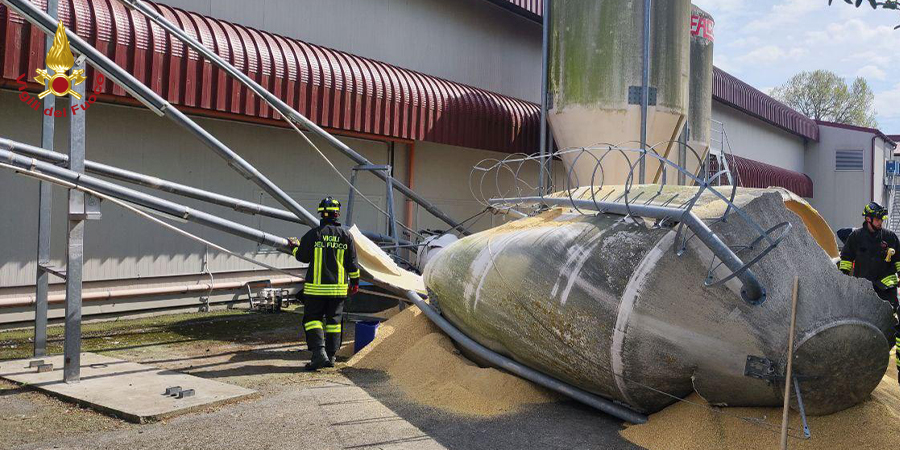 Forlì Cesena, crolla silos su un'autovettura a Bertinoro Forlì Cesena, crolla silos su un'autovettura a Bertinoro