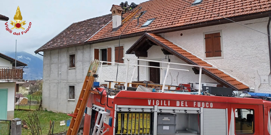 Udine, incendio canna fumaria a Ovaro Udine, incendio canna fumaria a Ovaro