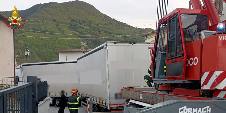 Ancona, rimozione autotreno