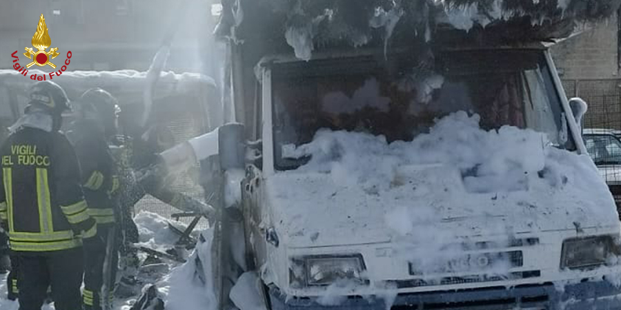 Caserta, incendio furgoni