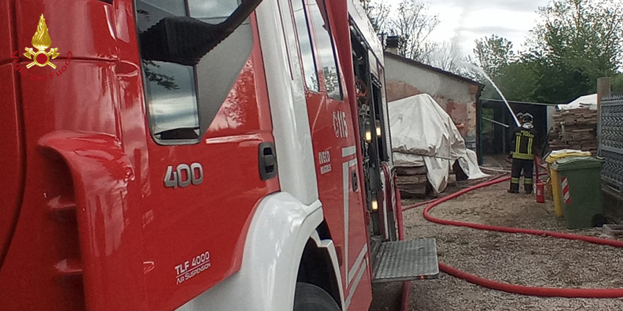 Ancona, incendio capannone agricolo