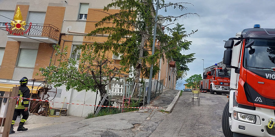 Macerata, crollo parziale del tetto di un edificio