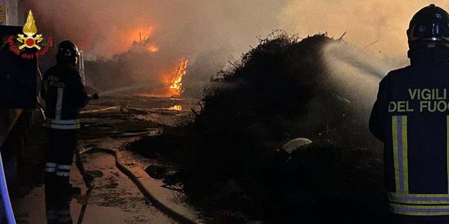 Terni, incendio capannone a Nera Montoro