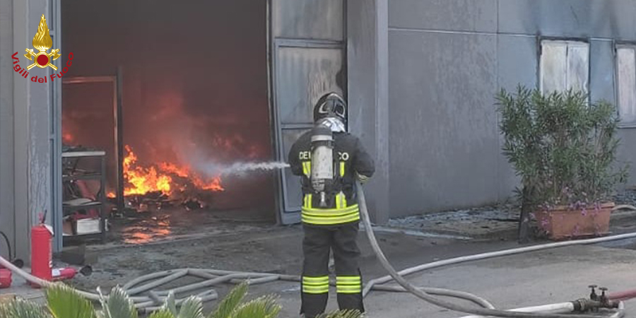 Caserta, incendio capannone a Carinaro