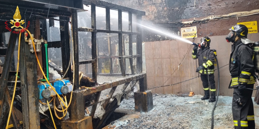 Avellino, incendio industria a Lacedonia