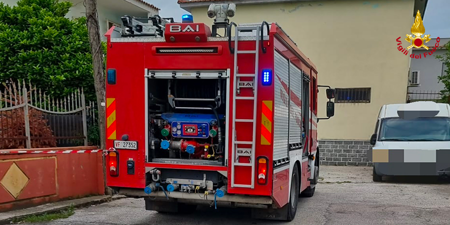 Caserta, incendio in una villetta