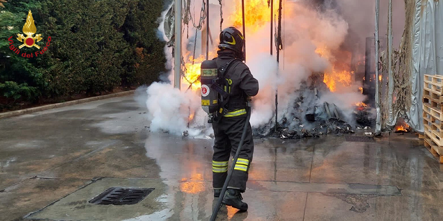Milano, incendio tendostruttura a Nerviano